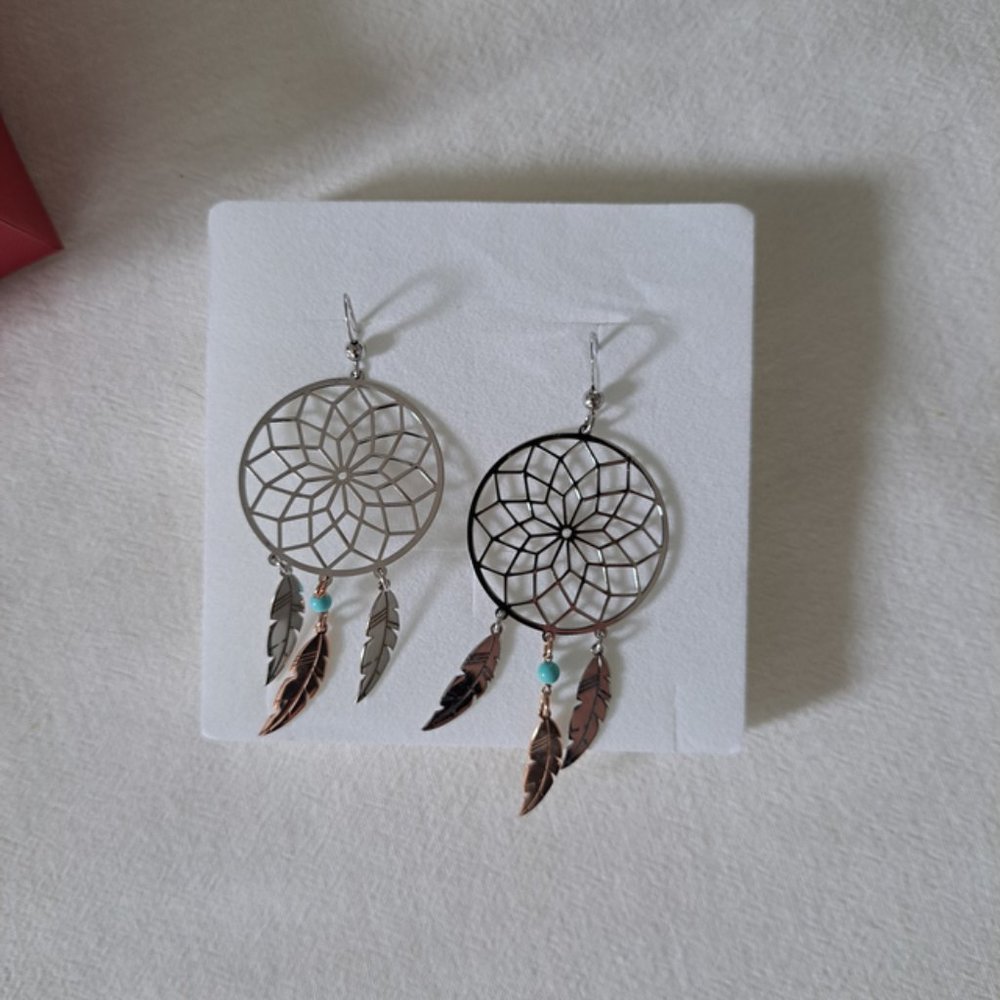 Silver earrings with dreamcatcher blue pearls